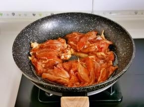 起油锅加入鸡腿。