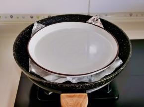 盖一张锡纸，放上装满水的盘子。中小火煎至5分钟。