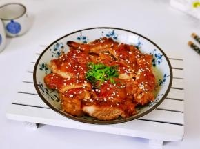 煎熟切小块装盘，撒芝麻，葱丝。