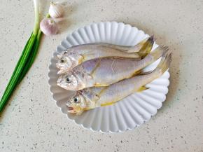 准备新鲜的梅鱼五条。