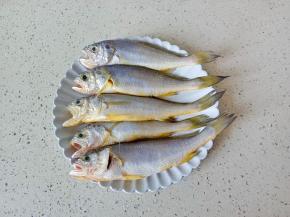 筷子压住两边的鱼鳃后插进鱼肚，轻轻转动筷子，鱼肠就可以拉出来了，把鱼鳞刮干净。