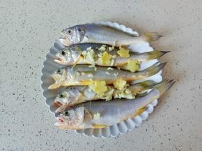 放上生姜，蒜末。