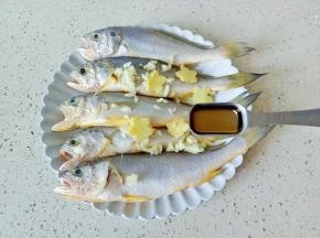 加入料酒一勺。