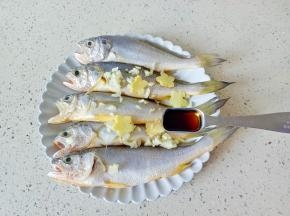 加入生抽一勺。