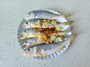 十三香少许，拌均匀腌制半小时。