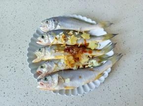 十三香少许，拌均匀腌制半小时。