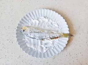 裹上一层土豆淀粉。