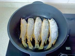 热锅热油放入梅鱼煎。