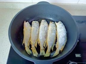 热锅热油放入梅鱼煎。