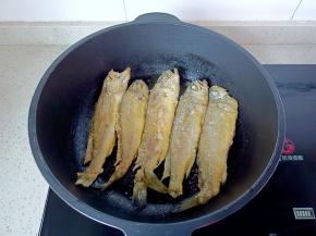 煎至表面金黄，翻另外一面煎。