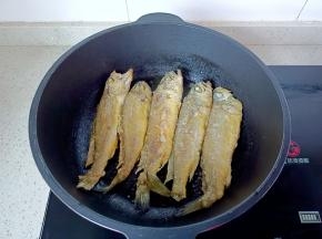 煎至表面金黄，翻另外一面煎。