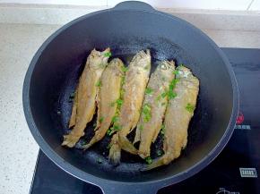 煎到两面金黄，放点黑胡椒粉，葱花即可！