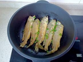 煎到两面金黄，放点黑胡椒粉，葱花即可！