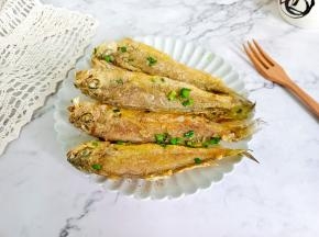 煎好的梅鱼表面酥脆，鱼肉鲜嫩。