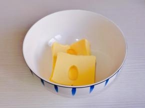 黄油软化到手指可以轻轻按压的程度。