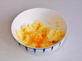 加入三分之一的蛋液翻拌均匀。