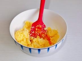 分三次加入蛋液，每次都要拌均匀。