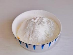 筛入低筋面粉。