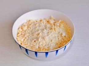 翻拌至无干粉状态。