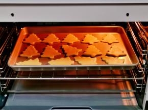 入烤箱中层上170度，下165度烤12-15分钟。