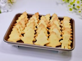 烤了四盘饼干。