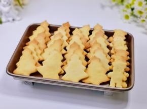 烤了四盘饼干。