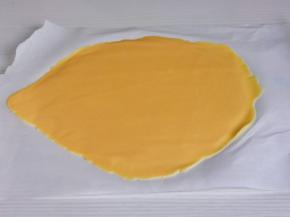 上下各垫一张油脂，用擀面杖擀3-4mm的厚片。