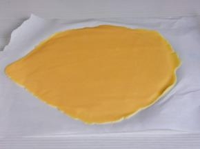 上下各垫一张油脂，用擀面杖擀3-4mm的厚片。