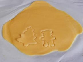 再用模具按压成型即可。