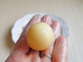 取一小块揉成圆球即可，我做的每个25克左右，大小可以根据个人喜好来。