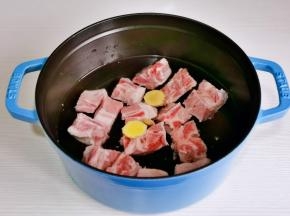 小排冷水下锅，加入姜片。