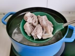 烧开煮2分钟，捞出温水冲洗干净。