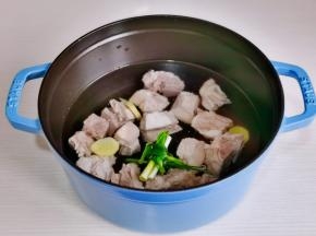 焯水的小排倒入锅中，加水，葱，姜片。