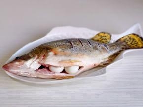 熟鹌鹑蛋塞入鱼肚子里面。