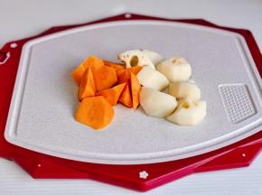 莲藕，胡萝卜去皮，切菱形块。