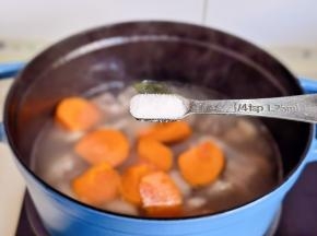 按个人口味加入盐。