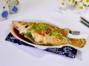 撒葱葱丝，红椒丝，1勺生抽，淋上热油。