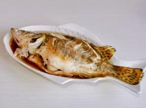 取出蒸好的鱼，夹掉葱段姜丝。