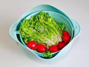 樱桃萝卜，苦菊去跟洗净，泡盐水。