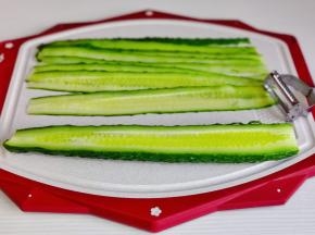 黄瓜洗净后用剥皮工具剥薄片。