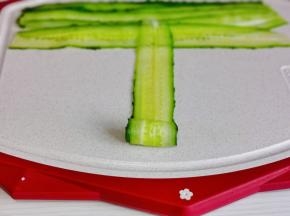 一片黄瓜从一端卷到另一端。