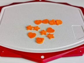 胡萝卜用模具压出形状。（没有模具可以忽略）