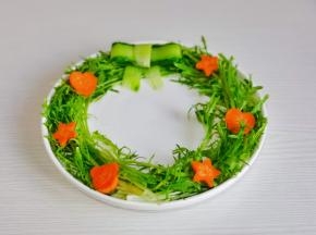 再放上胡萝卜，用黄瓜片做了个蝴蝶结。