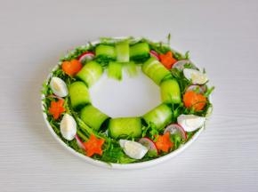 再放上切小块的鹌鹑蛋，樱桃萝卜。（摆盘可以自由发挥）