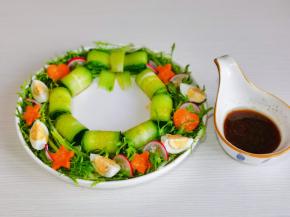 将油醋汁淋在蔬菜上即可。