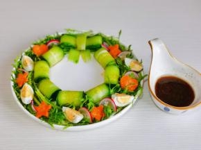 将油醋汁淋在蔬菜上即可。