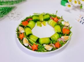 这样一道花环蔬菜沙拉就完成啦！