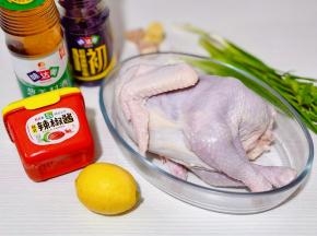 准备食材，鸡去头去尾，盐水泡2小时，去除血水。