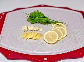 柠檬切片去籽，葱姜蒜香菜准备好。