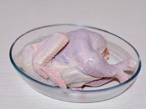 泡的鸡放入器具中，擦干水分。